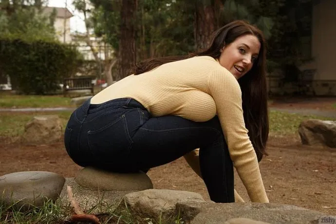 Explore 1000+ Escorts in Delhi with HotSimi